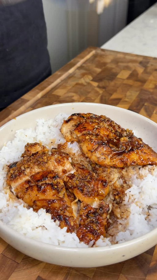 EASY 15-minute 1-PAN Honey Garlic Chicken 🤯(recipe 👇🏽)

Macros per serving rice NOT included! (x2 servings): approx 552 calories | 51g P | 30g C | 24.5g F

Announcements:
✅ Want to lose weight without eating boring food? My digital cookbooks include 180+ high-protein recipes with calories and macros included! Grab yours on my website today😊
✅ Comment “cookbook” and I’ll send you the link! (Macros and Calories Included) 💪🏽
✅ I developed new seasonings for everyday cooking! @spicexseasoning OUT now! 👀

For the chicken:
16 oz chicken breast 🐓 
Salt & Pepper, to taste🧂 
1 tsp Garlic powder 🧄 
1 tsp onion powder 🧅 
1 tbsp Olive oil 🫒 

For the sauce:
2 tbsp Butter 🧈 
2 tbsp brown sugar 
4-6 cloves garlic, finely minced 🧄 
2 tbsp honey 🍯 
3 tbsp Soy sauce 
2 tbsp Rice vinegar 
Chili flakes (optional) 🌶️ 

To serve:
White rice 🍚 (not included in macro count)

Enjoy 😊

If you want weekly recipes and discounts straight to your email inbox every Sunday then comment “newsletter” 😌📧

.
.
.
.
#icekarim #healthyrecipes #easyrecipes #mealprep #quickrecipes