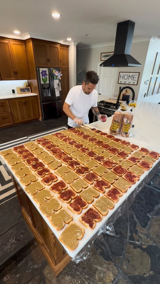 I’m not saying a single sandwich is going to change the world, and neither will 55 of them, but they sure as heck did bring a ton of smile to people faces today. Next time you’re in the bread aisle check out @NaturesOwnBread, it has the same great taste now with a better, simpler ingredient list and is non-GMO verified!! #NaturesOwnPartner #GetBreaducated ad