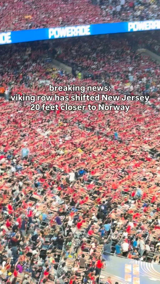 Norwegian fans bring the energy before match v Senegal 🇳🇴 🚣

#vikingrow #worldcup