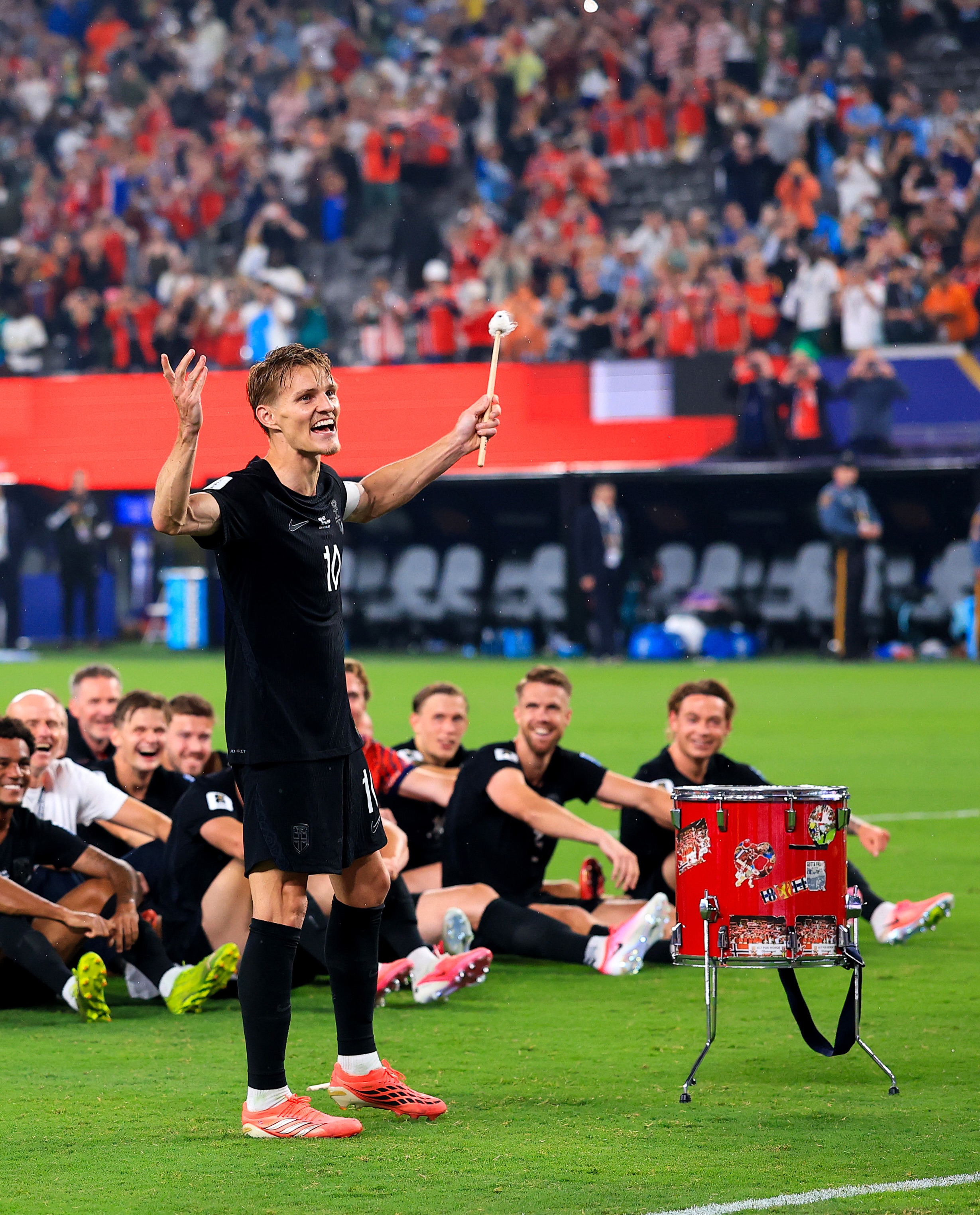 Captain Martin Ødegaard led Norway in the Viking Row after they qualified for the knockout stage 🥁