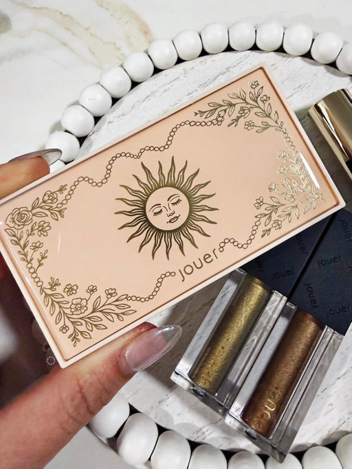 The packaging and shades of this Mini Blush Bouquet that is part of Jouer’s Summer in Provence Collection is impeccable, stunning, and definitely a collectors piece!! Their powders have never disappointed me from the formula, the shades, the blend-ability, and the artwork of the packaging!! @jouercosmetics @czjouer 

Use: CASSANDRA15 for 15% off your order - now through July 31st!! 

Ive been a Jouer lover for YEARS now. If you haven’t tried the brand yet, I highly recommend getting a few things! Ask me if you need recommendations. 

#jouercosmetics #summerinprovence #blushduo #blusher