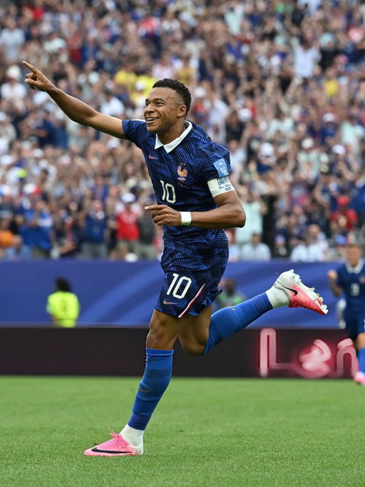 Pas de meilleur cadeau qu’une qualification pour fêter ma 100e sélection avec notre sélection. Nous sommes sur le bon chemin et allons continuer à vous rendre fiers. 

🇫🇷🙏🏽💯 @equipedefrance