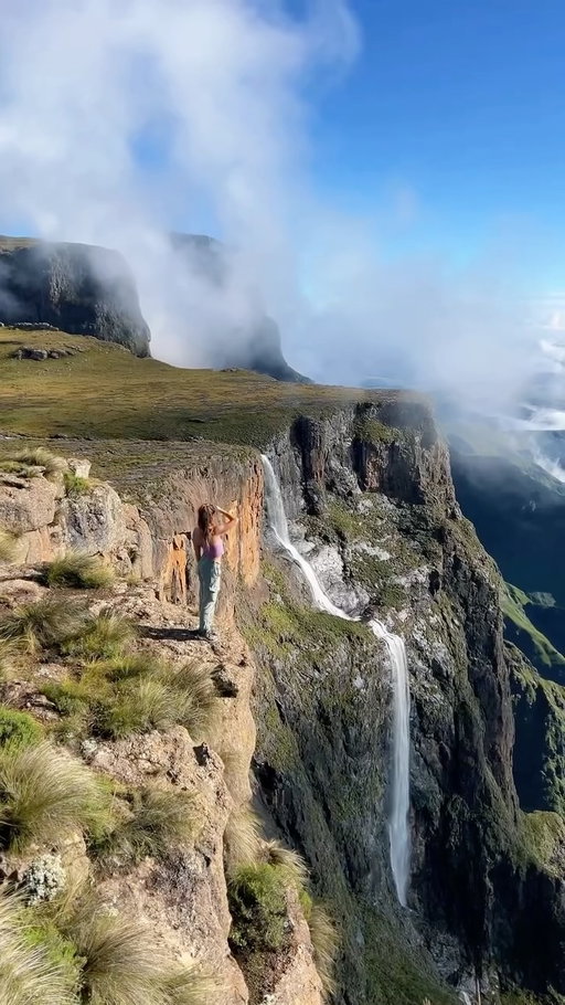 one of my fav mornings in South Africa👀🌞 

one of the best hikes i’ve ever been on. from our trip to Tugela Falls, the 2nd highest waterfall in the world 🌎✨

🥾only 12km round trip 

comment ‘GUIDE’ to get my South Africa travel guide with over 100 pages of travel tips, hikes, and places to visit 🇿🇦

#hikingviews #getoutsidemore #exploresouthafrica #mountainlove #hikemore