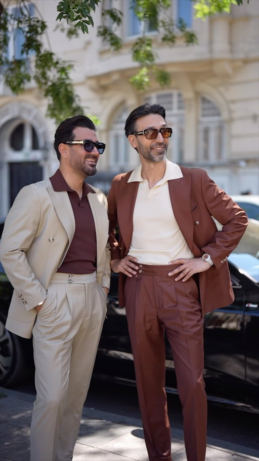 The best style lives in between, in the moments you’re laughing, enjoying yourself, being real, and not thinking about the camera. @melikkamstore 
Trophy suits are made for that: structured enough to keep their shape in Istanbul heat, light enough to feel weightless. Now in 20 colors, from earthy tones to the most artistic ones.