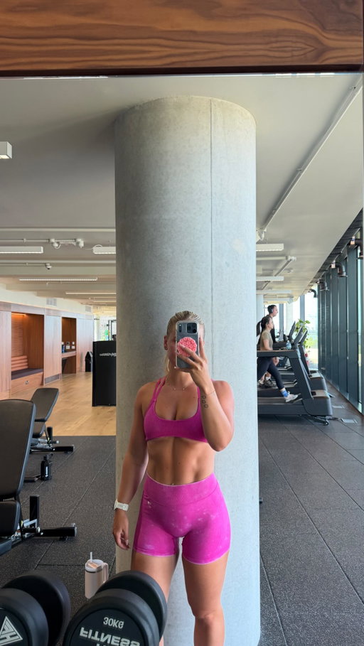 #Ad: Staying fresh has quite literally never been easier with @dove.uki Whole Body Deodorant 🌟

Whether you’re squeezing in your workouts or flying between meetings @dove.uki Whole Body Deodorant delivers all over freshness so you can feel confident all day long 🤍

Thighs, arms, back, folds, feet - you name it, you can apply it. The stick is even gynaecologically tested! 

Because smelling good shouldn’t stop at your underarms 🌟