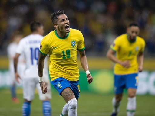 Escolhi essa foto primeiro porque ela me lembra de onde tudo começou.

O menino que sonhava em vestir a camisa da Seleção Brasileira continua aqui. Com os mesmos sonhos, a mesma gratidão e a mesma vontade de representar o nosso país.

Eu amo o futebol, amo o que faço e amo vestir a camisa da Seleção Brasileira.

Quem me conhece sabe o quanto eu me cobro e o quanto trabalho todos os dias para evoluir. E isso nunca vai mudar.

Vou fazer tudo o que estiver ao meu alcance para me recuperar e voltar o mais rápido possível.

Quero estar ao lado dos meus companheiros, lutar pelos nossos objetivos e seguir dando tudo de mim para honrar essa camisa e levar alegria ao torcedor brasileiro.

Sigo firme. 🇧🇷❤️