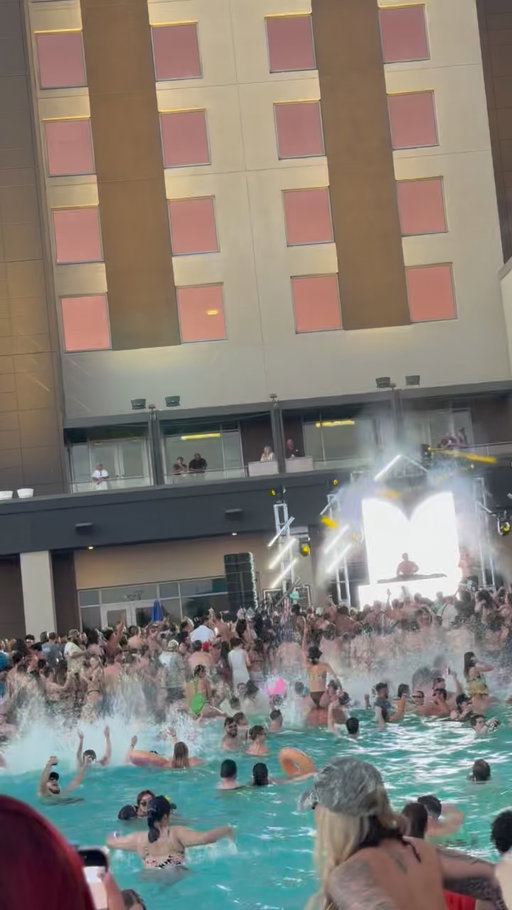 wildin 😅😅 from this past weekend ft @kaiwachiofficial 🎶 at the Summer Oasis Pool Party at Gila River Resorts & Casinos - Wild Horse Pass 
•
#phoenixarizona #azevents #ravelife #edmpartypeople #festivalseason