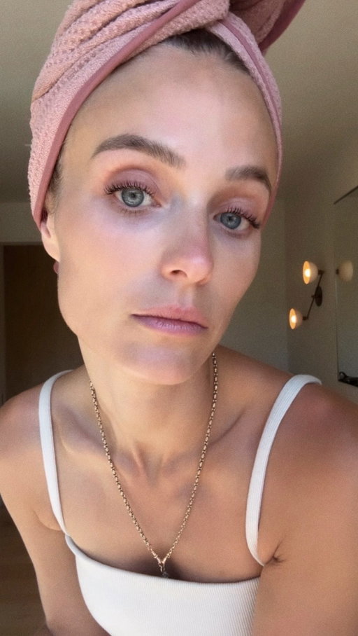 Soft air-dried hair, glowy skin, defined lashes thanks to @crownaffair x @iliabeauty new collab: 
✨ The Towel in Pink to speed up dry time 
✨ The Out-the-Door Ritual gets me out the door faster 
Available at @sephoracanada @sephora 