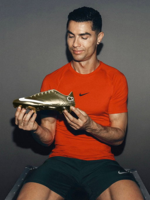 🌕👟 Cristiano Ronaldo to wear new 𝐒𝐏𝐄𝐂𝐈𝐀𝐋 𝐍𝐈𝐊𝐄 𝐆𝐎𝐋𝐃𝐄𝐍 𝐁𝐎𝐎𝐓 to celebrate his achievement 💥🇵🇹

A special, unique Nike release for Cristiano as 𝐅𝐈𝐑𝐒𝐓 𝐏𝐋𝐀𝐘𝐄𝐑 𝐄𝐕𝐄𝐑 𝐓𝐎 𝐒𝐂𝐎𝐑𝐄 𝐀𝐓 6️⃣ 𝐃𝐈𝐅𝐅𝐄𝐑𝐄𝐍𝐓 𝐖𝐎𝐑𝐋𝐃 𝐂𝐔𝐏𝐒 🏆🌎