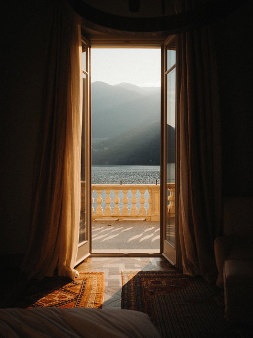Back in one of my all time favourite spots and property’s. Lake Como is nothing short of pure cinema. Only had a few hours to finish a few rolls this time around, but the chef cooked. To kick things off, a favourite: The sunrise view 🧑🏻‍🍳☀️