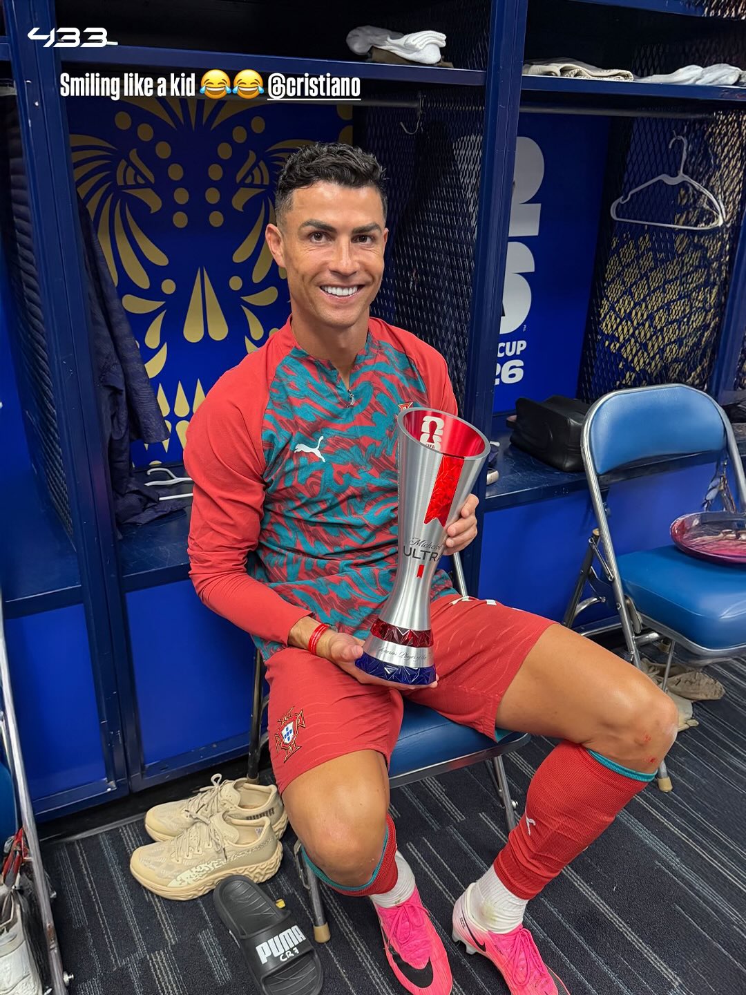 "𝐂𝐑𝐈𝐒𝐓𝐈𝐀𝐍𝐎, 𝐒𝐌𝐈𝐋𝐈𝐍𝐆 𝐋𝐈𝐊𝐄 𝐀 𝐊𝐈𝐃" — Diogo Dalot on Instagram stories. 😁 

He is 41 years old and has won everything there is to win, but he can still be so happy with a Superior Player of the Match award 🏆

𝙏𝙃𝙀 𝙃𝙐𝙉𝙂𝙀𝙍 𝙉𝙀𝙑𝙀𝙍 𝙎𝙏𝙊𝙋𝙎 👏