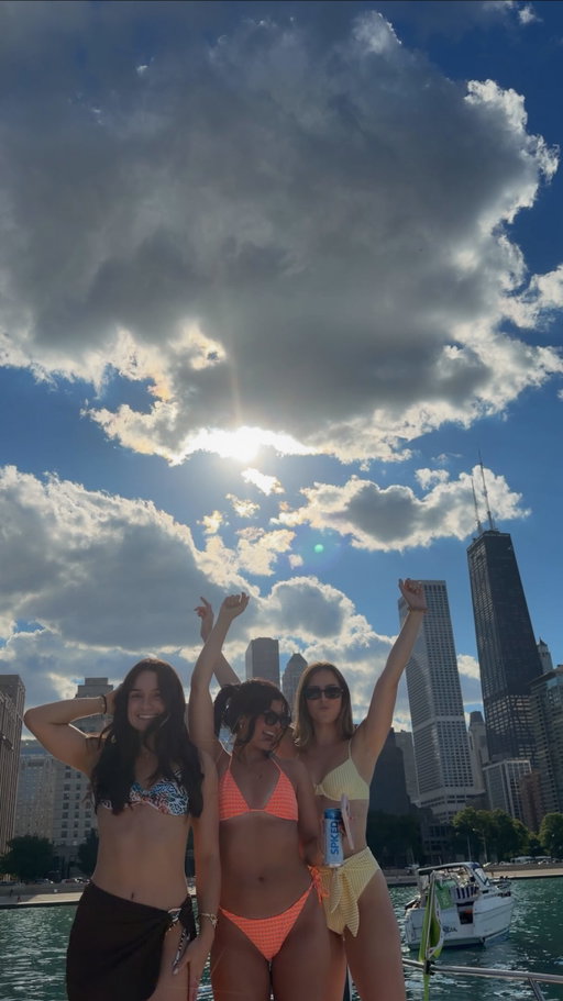 Boat day made it out the group chat thanks to @knotmyboatcharters Use code “JENNA100” for $$ off your own boat this summer 🫶🏼✨💞💫🛥️☀️🌇