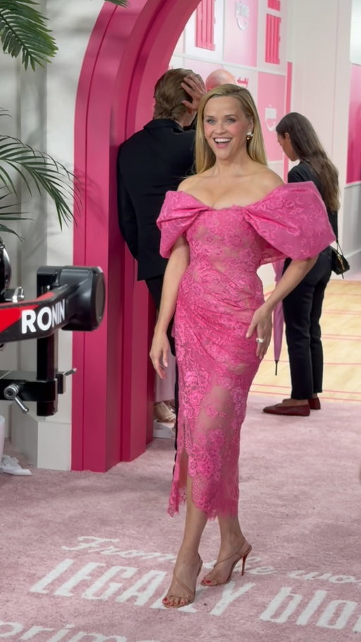 Elle Woods herself, @reesewitherspoon, at the premiere of @elleonprime in NYC💖

#elleonprime #reesewitherspoon #legallyblonde #redcarpet #celebrity