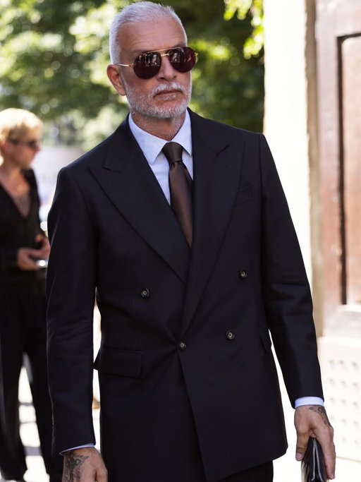 -Quando fai del bene dimenticalo subito. Ma se ricevi del bene ricordatelo sempre. -When you do good, forget it immediately. But if you receive good, always remember it. -THANKS to Scott @thesartorialist for this wonderful photo and thanks to @e.po.ca for this perfect suit.