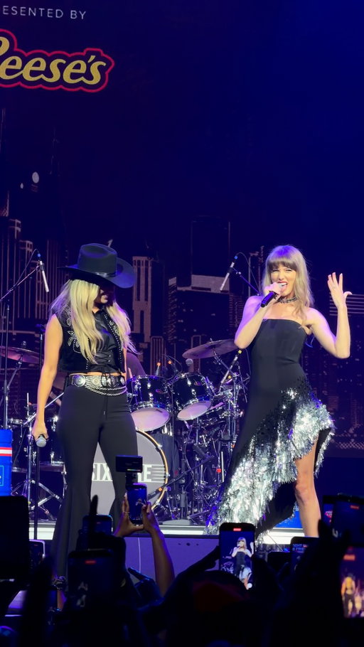 “He knelt to the ground and pulled out a ring…” 🎶 What an INCREDIBLE moment! That’s Nashville for ya! @taylorswift flashed her engagement ring while performing “Love Story” alongside @laineywilson tonight at Tight Ends & Friends! 

#TaylorSwift #LaineyWilson #LoveStory #CountryMusic #TightEndUniversity