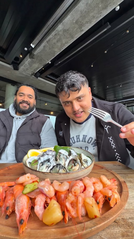 The legend @broxh_ 🖤hosted me in Rotorua at @te_puia one of my favourite days I’ve had in a longtime 😭