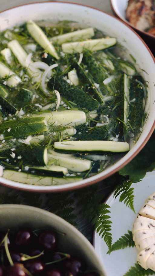 Saldi un pikanti maz-marinētie gurķīši 🌶️🥒

Ar šo recepti dalījos jau 4 gadus atpakaļ un joprojām tos pagatavoju ik vasaru!
Tie izdodas ļoti garšīgi un pazūd no jebkuras saimes galda ļoti ātri! Noteiki saglabā un pagatavo!

1. Bļodiņā marinēšanai liek un samaisa:

👉🏼Rupji sagrieztas dilles (ar visiem kātiem un ziedkopām, ja ir)
👉🏼4 saspiestas ķiploka daiviņas
👉🏼1 lielu sagrieztu sīpolu
👉🏼2 ēd.k sinepju sēklu
👉🏼4 ēd.k. saldi asā čillī mērcīti
👉🏼1 kg ar uz pusēm vai ceturtdaļām sagrieztus, nomazgātus gurķus

2. Pārlej ar marinādi, kurā sajaukts:

👉🏼 700 ml auksta ūdens
👉🏼 100ml 9% galda etiķa
👉🏼 3 ēd.k bez kaudzītes ar sāli
👉🏼 6 ēd.k bez kaudzītes ar cukuru

3. Liek ledusskapī vismaz 4-6h ievilkties un tad var cienāties!

#lidllatvija #reklāma #gurķi #recepte @lidllatvija
