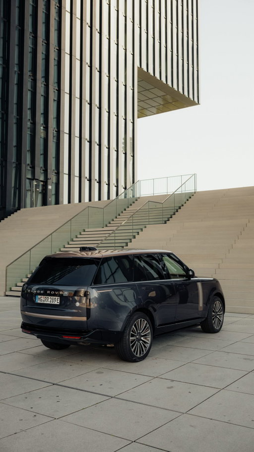 Quiet luxury, loud presence. Making moves, seamlessly @rangerover 

___________
#RangeRover #RangeRoverDeutschland •Ad

Range Rover P550e AWD 3.0 Liter 6-Zylinder Turbobenziner Plug-in Electric Hybrid mit 405kW (550PS): Kraftstoff- und Stromverbrauch sowie CO2-Emissionen (jeweils gewichtet kombiniert): 3,2 l/100km; 22,6 kWh/100km; 73 g/km; CO2-Klasse: B; Kraftstoffverbrauch bei entladener Batterie kombiniert: 10,1 l/100km; CO2-Klasse bei entladener Batterie: G