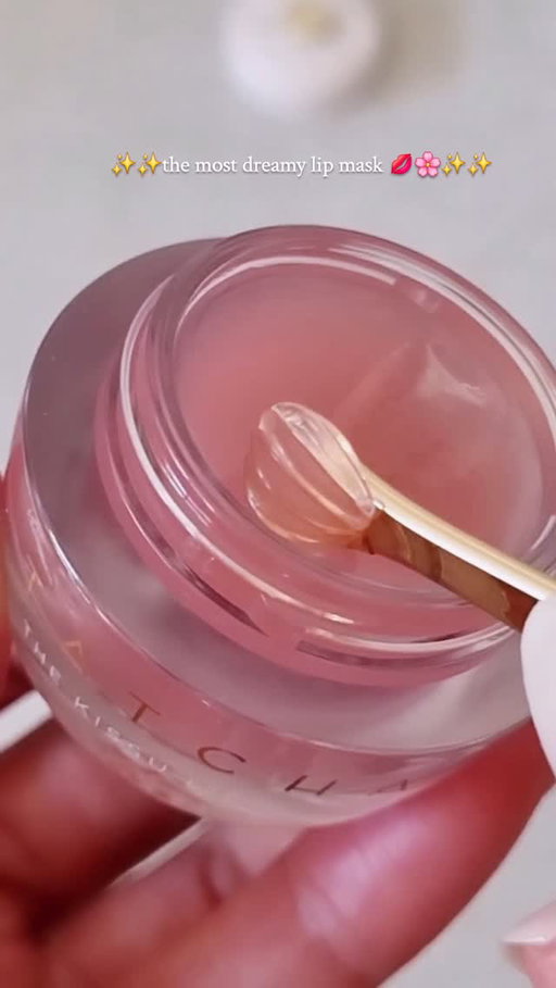 nothing more satisfying than that first scoop 🍑💋

the @tatcha kissu lip mask is pure luxury. it features a rich, non-sticky gel texture infused with squalane and japanese peach extract that instantly melts into the lips. it leaves them incredibly soft, deeply hydrated, and naturally glossy with a subtle plumping effect.
__________
#tatcha #lipmask #kissulipmask
#tatchacollectivepartner
#lipcare skincarecommunity aesthetic luxuryskincare

tatcha kissu lip mask, overnight lip treatment, hydrating lip balm, squalane lip care, facetocurls, aesthetic skincare routine, glossy lips.
