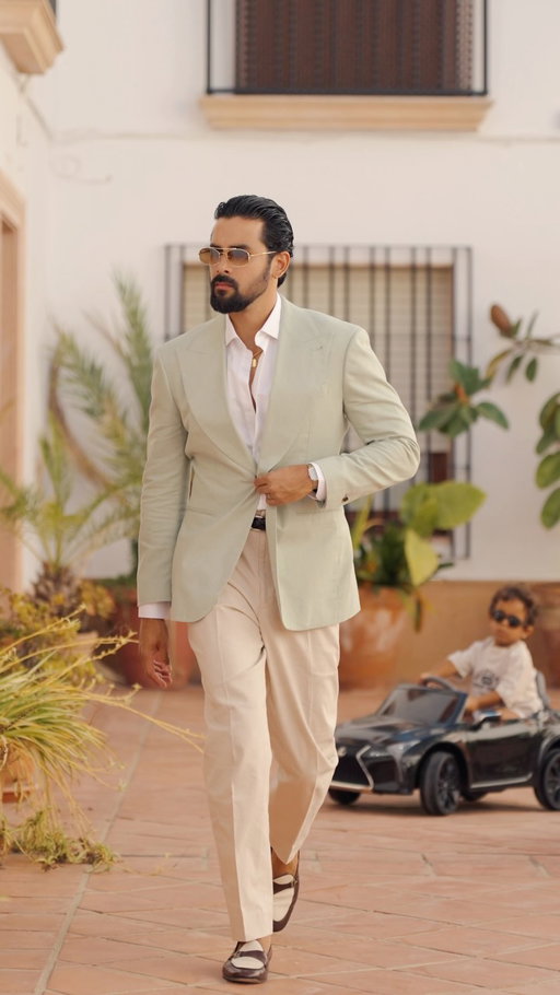 Epic finish. 🤩 A smart casual look that stands out without trying too hard. Light green blazer, beige pleated linen trousers, an open white shirt, and two tone loafers create the perfect balance between elegance and comfort.

The details make the difference: metal collar stays for a sharper collar, a vintage inspired watch matching the jacket, and a fresh fragrance to finish a timeless gentleman’s outfit.

#MensFashion #SmartCasual #MensStyle #GentlemanStyle #GRWM

——————

🇪🇸 Final épico. 🤩 Un look smart casual que destaca sin esfuerzo. Americana verde claro, pantalón beige de lino con pinzas, camisa blanca abierta y mocasines bicolor para lograr el equilibrio perfecto entre elegancia y comodidad.

Los detalles marcan la diferencia: ballenas metálicas para un cuello impecable, reloj de inspiración vintage a juego con la americana y un perfume fresco para completar un outfit atemporal.

ModaMasculina SmartCasual EstiloMasculino Caballero GRWM