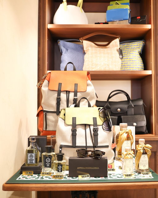 Firenze ha fatto da cornice a giorni dedicati all’eccellenza artigiana e alle nuove connessioni creative...Durante Pitti e l’evento presso Brunelleschi Store abbiamo raccontato anche l’incontro tra Sapaf e Antica Occhialeria: una collaborazione nata dalla condivisione di valori, gesti e attenzione per i dettagli. 

Da questo dialogo prende forma una capsule in edizione limitata, in cui la tradizione della pelletteria fiorentina incontra il design dell’occhialeria. Una custodia realizzata per accogliere ogni montatura con naturalezza. Due atelier uniti da una stessa visione di bellezza, qualità e Made in Italy. 
Grazie a chi ha condiviso con noi questi giorni speciali!

#sapaf1954 #anticaocchialeria 

Florence provided the setting for days dedicated to artisanal excellence and new creative connections...During Pitti and the event at Brunelleschi Store, we also shared the story behind the encounter between Sapaf and Antica Occhialeria: a collaboration born from shared values, craftsmanship and attention to detail.

From this dialogue comes a limited-edition capsule, where the tradition of Florentine leather craftsmanship meets eyewear design. A case created to hold each frame naturally. Two ateliers united by the same vision of beauty, quality and Made in Italy.
Thank you to everyone who shared this special days with us!