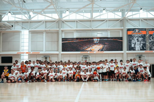 Had a great time in Knoxville for my first annual basketball camp🏀 Thank you to all the kids who came out and the parents for getting them there‼️

Huge shout out to all the sponsors and partners for helping me make this a great experience for everyone.

Hope to see you all again next year‼️

📸 @afergusonphoto @shotbyspin