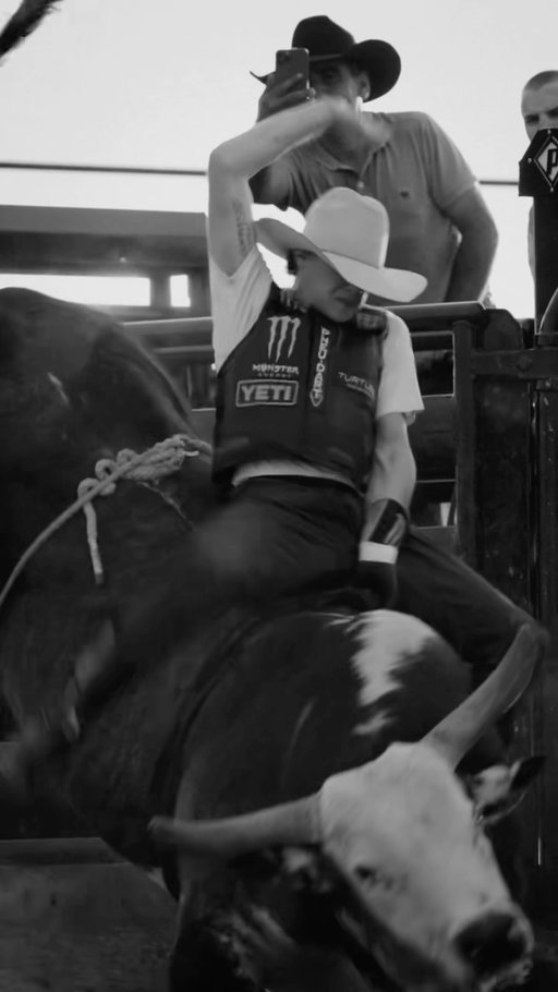 The world goes quiet for ambassador @johncrimber1 when he nods his head in the chutes. Quite contrary to when he powers up his Grande. #LiveFree