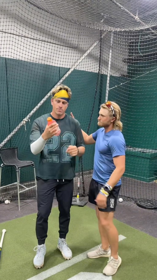 #Gatorade_Partner I swear I thought he was throwing to me…🤨 On the hottest days, Gatorlyte has your back @gatorade