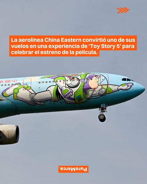 ¿Te subirías a este vuelo temático de ‘Toy Story 5’? ✈️🧸

La aerolínea China Eastern convirtió uno de sus vuelos en una experiencia inspirada en ‘Toy Story 5’ y llevó la promoción de la película a 30 mil pies de altura. 🎬☁️

El vuelo salió de Shanghái rumbo a Chengdu, pero desde antes de abordar ya empezaba la experiencia. Había zona especial de documentación, pases temáticos y visitantes llegando caracterizados como personajes de la película. 🎟️🤠

Ya dentro del avión, el espacio completo fue intervenido con gráficos de ‘Toy Story 5’. Techo, compartimentos, mesas y asientos se llenaron de referencias a la película, mezclando personajes clásicos con los nuevos que llegan a esta entrega. 🚀

Los pasajeros también recibieron regalos especiales, merch exclusiva y acceso al tráiler usando el WiFi del vuelo. También al aterrizar la experiencia continuó con decoración temática en algunas zonas del aeropuerto. ¿Qué opinas de esta experiencia en China por el estreno de ‘Toy Story 5’? 🎁✨

📸: China Eastern vía RedNote

#PuroMerca 🧡