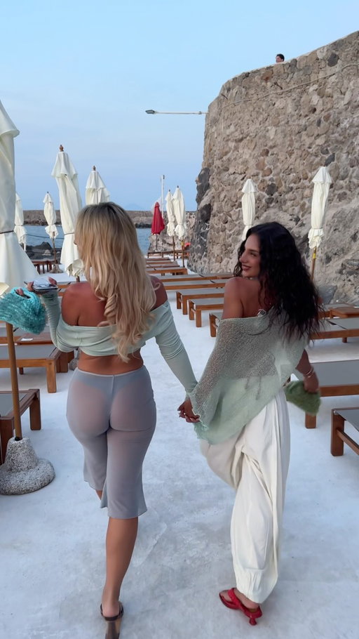 Ia it really a girls holiday if you don’t match outfits ? 🍷
