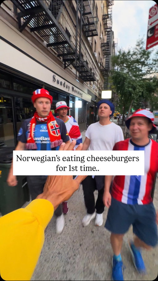 taking Norwegian’s to eat cheeseburgers for 1st time.. 🇳🇴🍔
.
@virginiasnyc | alphabet city, New York 📍