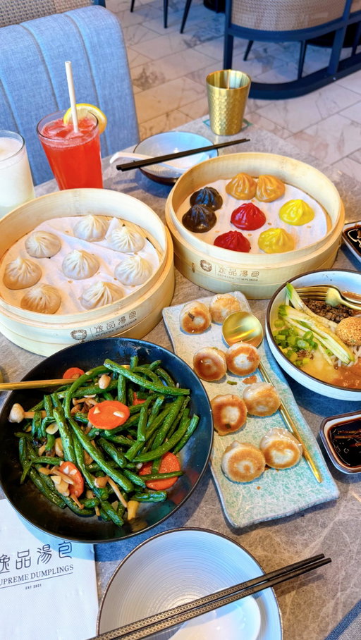 Supreme Dumplings is the newest restaurant at The Village at Tacoma Mall, bringing delicious soup dumplings (xiao long bao), and flavorful Chinese comfort food to Tacoma, WA. If you’ve been looking for a spot to get juicy soup dumplings in Tacoma, this is where you want to go! Their menu offers a variety of soup dumplings, fried rice, noodles, stir fried vegetables and other savory favorites! Don’t forget to try their taro or chocolate xiao long baos for a sweet treat. Dine in with your friends, family, and order a bunch of dishes to share. Come check out Supreme Dumplings at @tacomamall ! ⁣⁣
⁣
🍓 Strawberry Yuzu Lemonade ⁣
🍋 Yuzu Lychee Frozen Lemonade⁣
🥟 Mini Pan-Fried Pork Dumplings ⁣
🥟 Supreme Pork Xiao Long Bao⁣
🍜 Supreme Tan Tan Noodles⁣
🥟 Signature XLB Assortment⁣
🥗 Stir Fried String Beans w/ Garlic⁣
💜 Sweet Taro Xiao Long Bao⁣
⁣⁣
#sponsored #soupdumplings #xiaolongbao #tacomawa