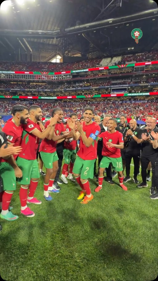 احتفال لاعبي منتخبنا الوطني بأشرف حكيمي بعد اختياره رجلًا للمباراة 🤩

Our National Team players celebrate Achraf Hakimi after his Man of the Match award 💫

#DimaMaghrib 🇲🇦 #FIFAWorldCup