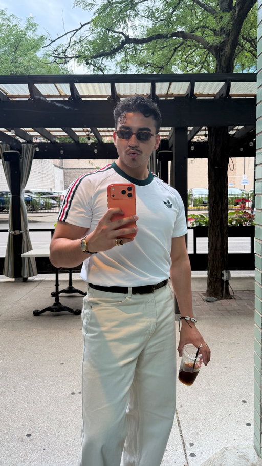 VAMOS MÉXICO 🇲🇽 world cup outfit check, but make it office appropriate 🙂‍↕️

tee: @adidasoriginals 
jeans: @calvinklein 
mules: @nakedwolfe_man 
sunnies: @meti_voirjuste

#mensoutfits #mexico