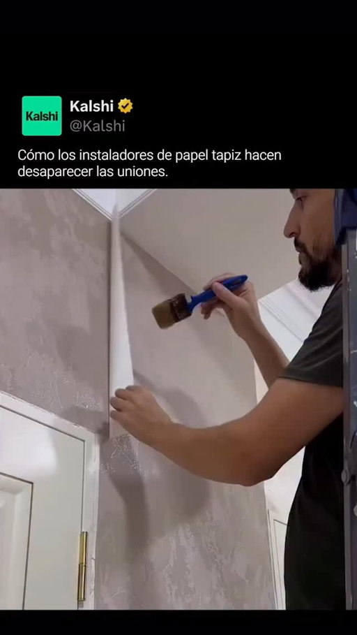 El corte doble es una técnica profesional donde se rebanan dos paneles de papel tapiz superpuestos en una sola pasada. Al retirar los residuos y unir las líneas recién cortadas, el diseño encaja con precisión y la unión desaparece. Es un método ideal para superficies con texturas o patrones, ya que el corte continuo mantiene la alineación y garantiza un acabado liso y uniforme.

#kalshi #kalshiespañol