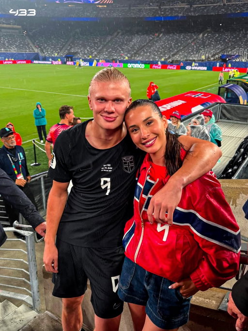 The biggest support behind the World Cup’s 𝙗𝙧𝙞𝙜𝙝𝙩𝙚𝙨𝙩 stars. ♥️👉