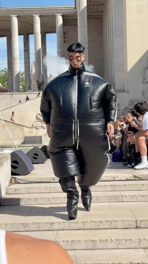 @rickowensonline’ SS27 blew @adidas way out of proportion 🎈

Inflatable puffers, ballooned silhouettes and oversized footwear marked the duo’s first collaboration in years.

Video: Paul Heavener/Hypebeast