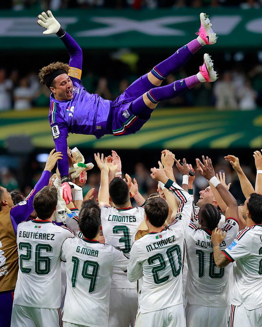 ¡Qué gran logro, Guillermo Ochoa! 🇲🇽👏
 
Formar parte de seis Copas Mundiales de la FIFA y haber jugado en cuatro de ellas es algo de lo que debe estar increíblemente orgulloso. Además, fue maravilloso ver el recibimiento que le dio el público de la Ciudad de México tras entrar de cambio contra Chequia.
 
Este logro es un testimonio de su calidad, trayectoria y compromiso con el fútbol, lo que sin duda inspirará a otros en todo el mundo. 👏

What an achievement, Guillermo Ochoa! 🇲🇽 👏

To be part of six FIFA World Cup tournaments, and play in four of them, is something he should be incredibly proud of and it was amazing to see the reception given to him by the Mexico City crowd after coming on as a substitute against Czechia. 

This accomplishment is a testament to his skill, longevity and commitment to the game which will undoubtedly inspire others all around the world. 👏

#FootballUnitesTheWorld