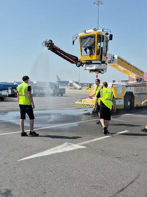 Summer operations at KLM: keeping aircraft moving, bags loading, and colleagues cool. 😄🚿 

Turns out the de-icing vehicle isn’t just useful in winter. 

Thanks to Helen @neleh_nav from de-icing for these fun videos! 

#KLM #Summer #ApronServices #Deicing #hot