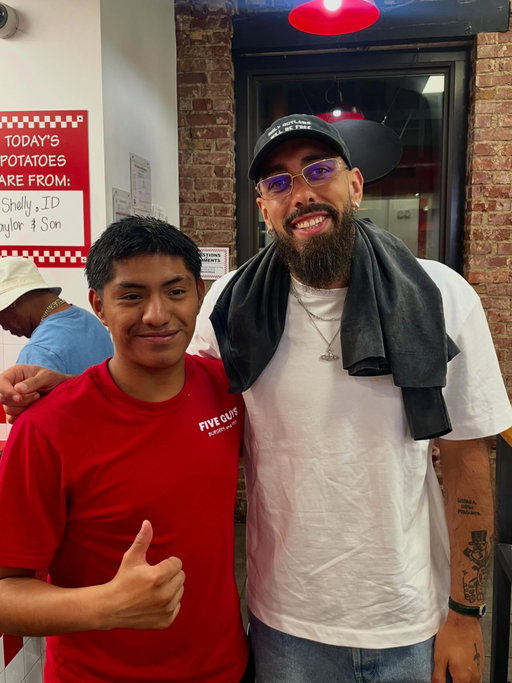 The best kind of victory meal 🏆 Shoutout to the Spain National Team and @borjaiglesias9 for popping into our Chattanooga store the other day ⚽️❤️