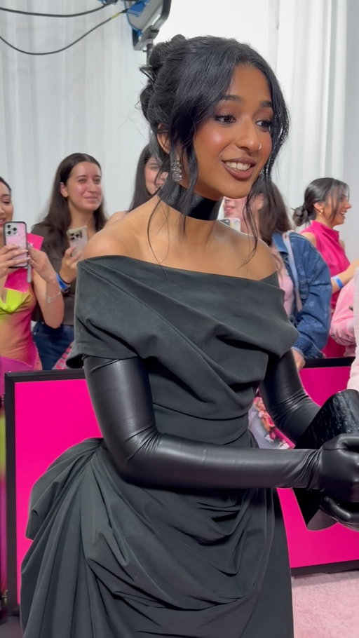 @maitreyiramakrishnan at the premiere of @elleonprime💖 She was the absolute sweetest!

#maitreyiramakrishnan #elleonprime #legallyblonde #redcarpet #neverhaveievernetflix
