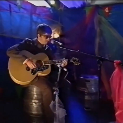 The first public performance of ‘Wonderwall’, backstage at Glastonbury Festival ‘95, one day after headlining the Pyramid Stage.
🎬: Channel 4