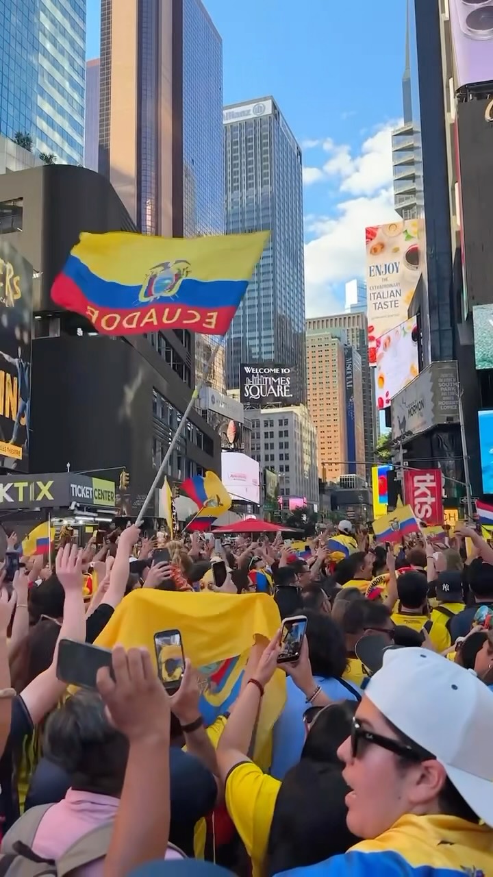 A Times Square takeover 🎶🇪🇨

Ecuador fans bringing the noise ahead of their final group stage match 🔊
