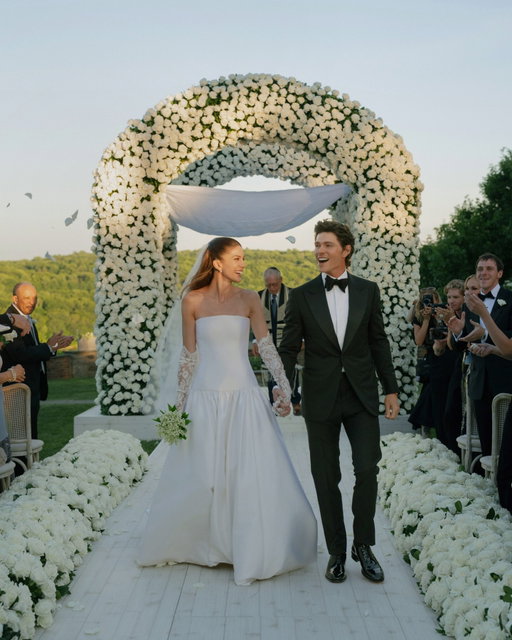 Model @Kenya_Jones and actor @WillPeltz met on the set of an independent film "Sugar" in Santa Monica in 2011. Shortly after, Will asked Kenya out for a date night at the Santa Monica Pier. They ended up sharing their first kiss on the beach that night—and have been inseparable ever since. Their wedding took place in early June in the exact same spot where Will had proposed: his family's backyard. 

"It really was the perfect moment," Will recalls about the ceremony. The reception followed, and in a last minute play, the couple had a TV installed in the cocktail tent, as the Knicks were in a showdown with the Spurs for the NBA Championship. “And at one point, the entire wedding party was huddled together in formalwear to witness the historic win," says Will. A night of dancing with friends and family shortly followed. “I felt completely present with Will throughout, which was all that I hoped for,” Kenya adds. Head to the link in our bio for more photos and all the details on the magical backyard celebration. 

Photos: 
@dear.vincent 
@sammblake