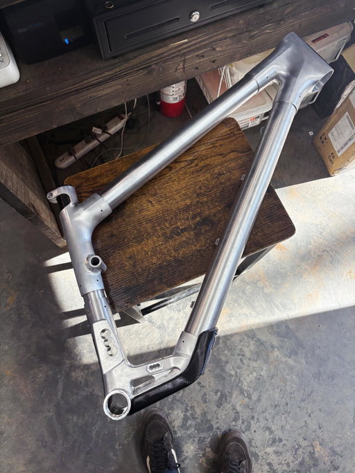It’s been a cool learning project to have this adjustable @loctite.na frame to explore new options.

Check out the full video on the @frameworksracing Youtube 

All engineering on this by @factionbikestudio 🫡
