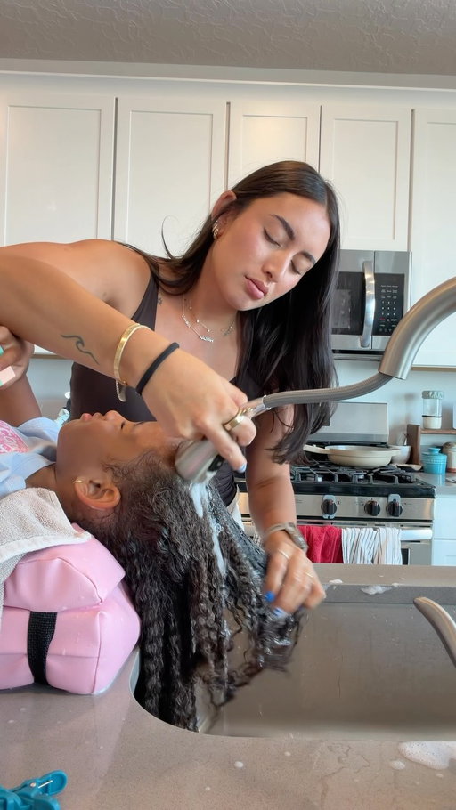 THE RESULT HAD ME IN TEARS😭😭😭 5 years and just now learning this… 

Course is Curly Classroom from @stylezbysammyy !!

#hairday #curlyhairstyles #curlyhaircare #momlife #momtok @rizoscurls @livingproofinc