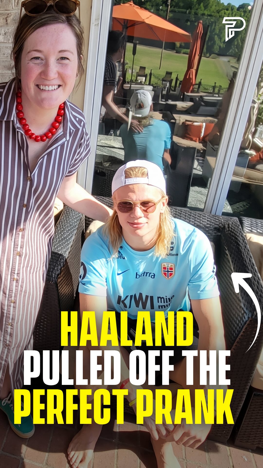 Erling Haaland was approached by a woman in the US who didn’t recognize him. He put on a Southern accent, said he was “just the social media guy” and pointed her to a nearby producer instead.

She asked the producer for a photo. Haaland watched.

(via: @erling)

#reelheadline #pubity #viral