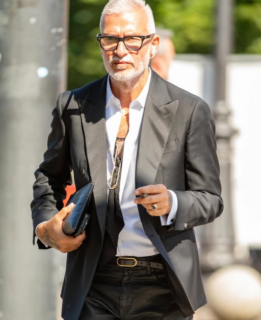 -Ogni azione virtuosa porterà i suoi frutti a tempo debito. -Every virtuous action will bear fruit in due time. -Domenico Gianfrate wears @e.po.ca smoking jkt during last Pitti Immagine in Florence. -Thanks to @anthony.knaape for this photo.