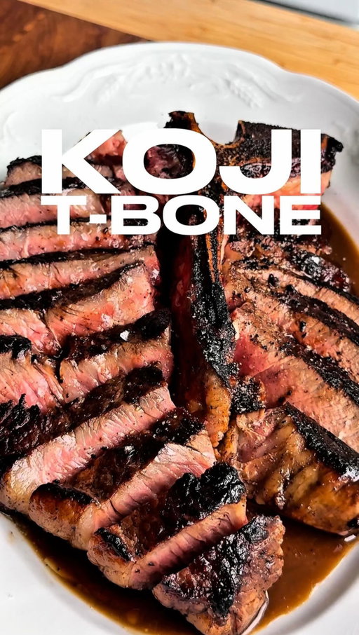 🥩 Koji T-Bone • Jus de viande au Dashi • Pommes dauphines au Sarrasin 🥩

Des années à s’appeler toutes les semaines pour finalement se retrouver à cuisiner ensemble en apportant chacun nos inspis, sah quel grand moment de plaisir mon frérot jtm @gil.treats.gil 
📀: @infinitdbf - Inf is back 

RECETTE ⬇️ (english version on Gil’s Substack, link in his bio)

• Un beau T-Bone
• Shio Koji 
Pour la sauce :
• 300ml de demi-glace de veau 
• Katsuobushi
• Shiitake séchés
• 100ml de Dashi (recette à la fin)
• Crème fraîche
• Sauce soja
Pour les pommes dauphines :
• 500g de pdt farineuses (type bintje)
• Sel, poivre
• 125ml d’eau
• 60g de beurre
• 40g de farine
• 35g de farine de sarrasin 
• 3 œufs

1. Pour la viande : 24h avant, on recouvre le morceau de koji, on filme bien serré et on laisse au frigo. Le lendemain, on retire le koji, on rince rapidement à l’eau et on laisse sécher à découvert au frigo 2h. On sort la viande 20-30 min avant cuisson puis on la saisit à feu vif +/-60s par côté en faisant attention, car le koji la fait brûler plus vite. On cherche une belle caramélisation puis on enfourne à 180°C pour 7-8 min. On laisse reposer +/-10 min avant de trancher.
2. Pour le jus : on réduit la demi-glace avec le dashi jusqu’à légère épaississement. On ajoute 3 shiitakés et une poignée de katsuobushi, puis on laisse infuser 1 min. On filtre, on réduit de nouveau puis, une fois la sauce nappante, on ajoute une pointe de crème fraîche et de sauce soja. On rectifie l’assaisonnement au besoin.
3. Pour le dashi : on fait tremper les feuilles de kombu dans 2 L d’eau froide pendant au moins 1h. On chauffe puis, dès les premiers frémissements, on retire les algues. On porte à ébullition, on coupe le feu et on ajoute les flocons de bonite. On laisse infuser 60 à 90 s puis on filtre.
4. Pour les dauphines : on cuit les patates puis on les réduit en purée. Pendant ce temps, on prépare une pâte à choux avec l’eau, le beurre, les farines et les œufs un à un puis on fais sécher rapidement sur feu doux. On incorpore la purée, on forme des petites boules et on les frit à 180�