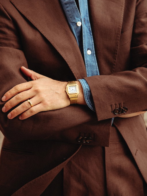 Summer in Stockholm ☀️
Perfect day for breaking out the brown summer suit in Irish linen from Spence Bryson with the western shirt in washed denim. Both from designed by me for the Sartorial Project by @stromsmanandwoman and paired with my yellow gold Cartier Santos Carrée from the 80’s.